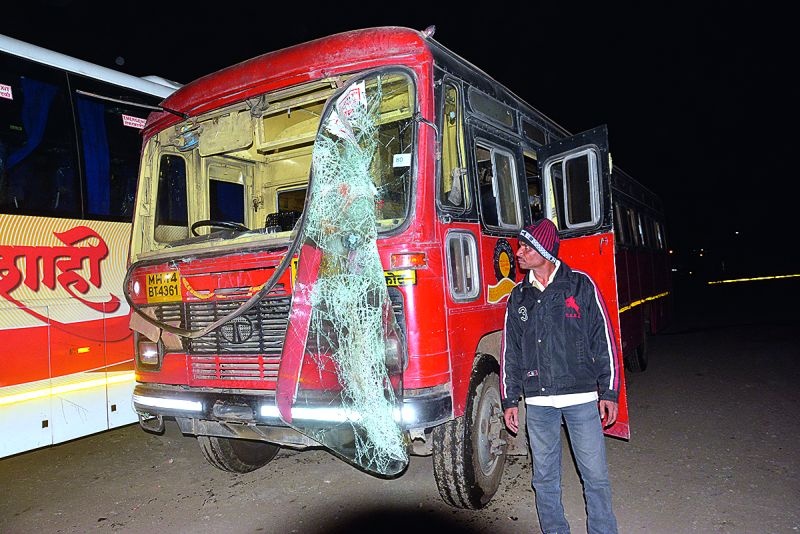 District of Karegaon Bhima collapses: A bus accident in Akola, Akot and Blacksmith | कोरेगाव भीमा घटनेचे जिल्हय़ात पडसाद : अकोला, अकोट, लोहार्‍यात बसची तोडफोड