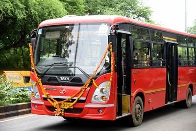 15 buses of Akola city bus service seized by authority | अकोला शहर बससेवेच्या १५ बस जप्त