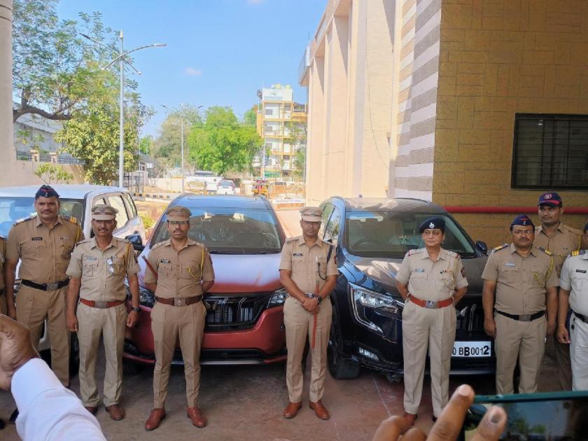 Gangs driving XUV cars in Karkari jailed 70 lakh cars stolen from stock yard | काेऱ्या करकरीत एक्सयुव्ही कार पळविणारी टाेळी जेरबंद; स्टाॅक यार्डमधून पळविल्या ७० लाखांच्या कार