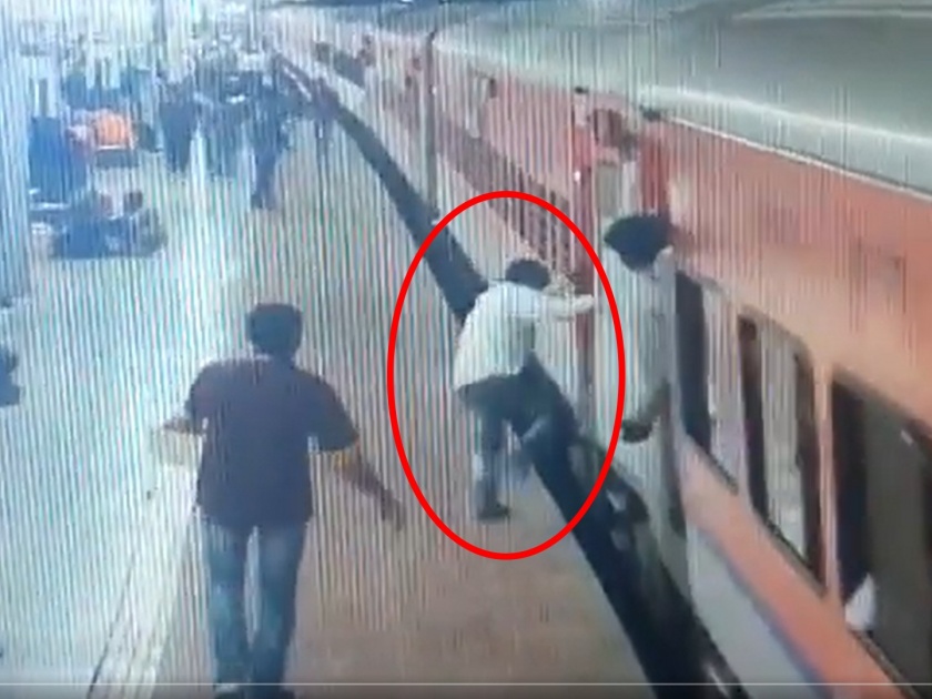 Police saved the passenger going under the train! | तोल जाऊन रेल्वेखाली जाणाऱ्या प्रवाशाला पोलिसाने वाचवले!