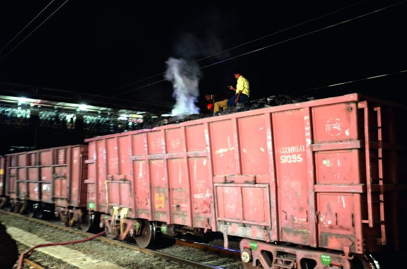 Cargo coach; Truck stopped at Akola railway station! | मालगाडीच्या डब्यातील कोळसा पेटला; अकोला रेल्वे स्थानकावर थांबविली  मालगाडी!