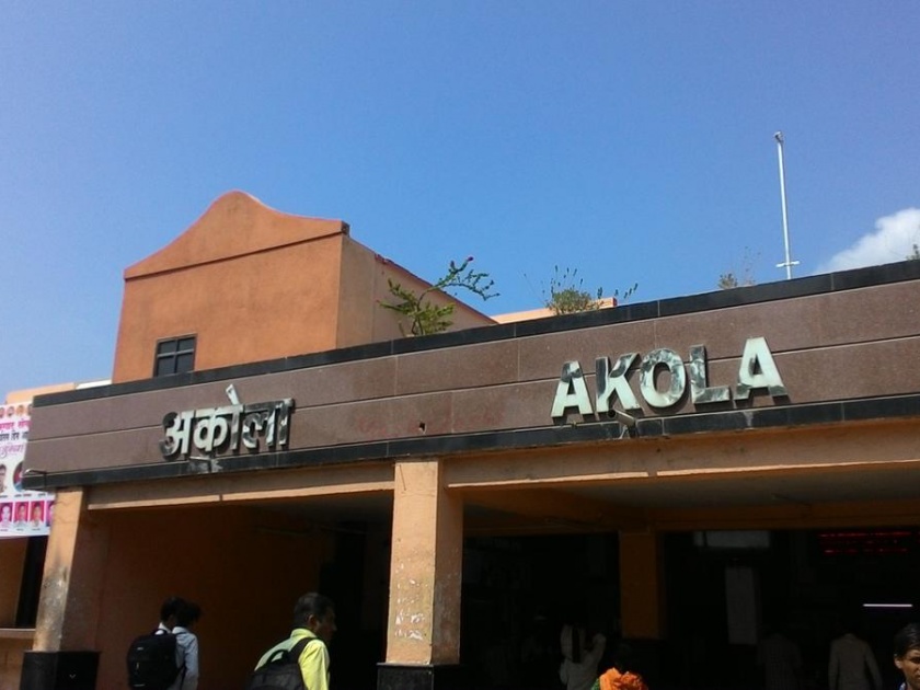 Akola Railway Station Lift awaiting inauguration | अकोला रेल्वे स्थानकावरील लिफ्ट उद्घाटनाच्या प्रतीक्षेत