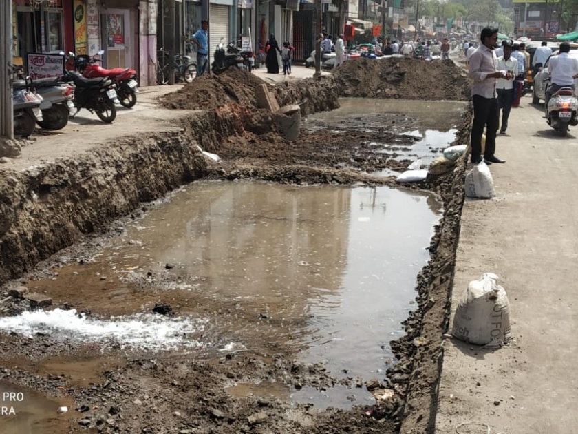 Wasting of water in Akola in summer; Neglect of municipality | अकोला शहरात ऐन उन्हाळ्यात पाण्याची नासाडी; मनपाचे दुर्लक्ष