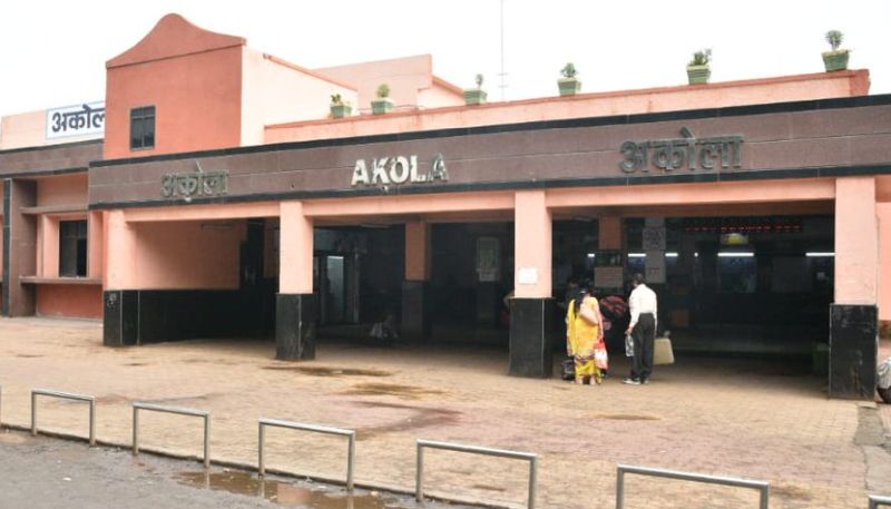 There is no inspection of passengers on Akola railway station coming by train from other states | परराज्यातून रेल्वेने येणाऱ्या प्रवाशांची तपासणीच नाही!
