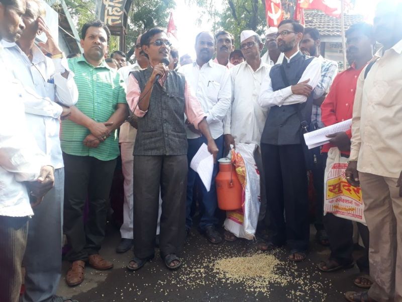 Akolataya agitation of the steering committee of the farming and milk procurement in the Tehsil office | शेतीमाल आणि दुध तहसील कार्यालयात ओतून सुकाणू समितीचे अकोलेत आंदोलन