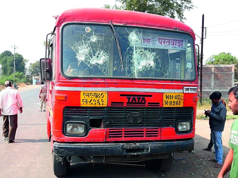 Collection of incidents in Bhima Koregaon: Three ST buses have been stolen | भीमा कोरेगाव येथील घटनेचे लोण : अकोटात तीन एसटी बसेसवर दगडफेक