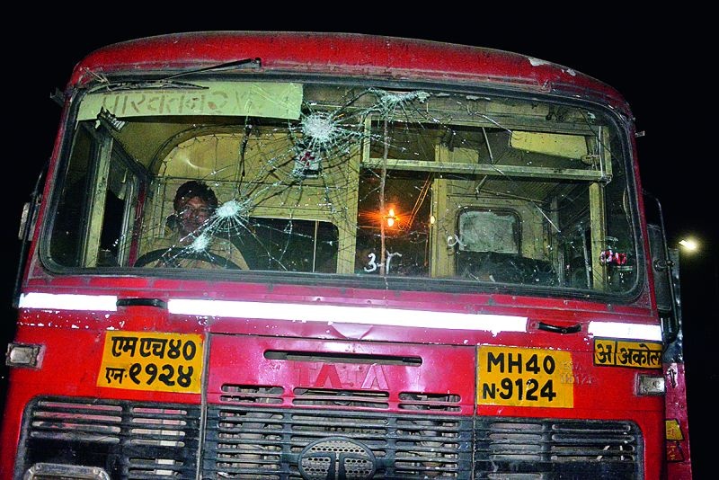 Worried over the delay of Karegaon-Bhima incident, buses collapsed in Akola, Buldhana and Khamgaon | कोरेगाव-भीमा घटनेचे पश्‍चिम वर्‍हाडात पडसाद : अकोला, बुलडाणा, खामगावात बसेसची तोडफोड