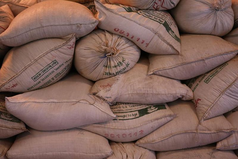 442 bags of government foodgrains confiscated | धान्याची काळाबाजारी करणाऱ्या आकरे बंधूकडे छापा : ४४२ पोती सरकारी धान्य जप्त