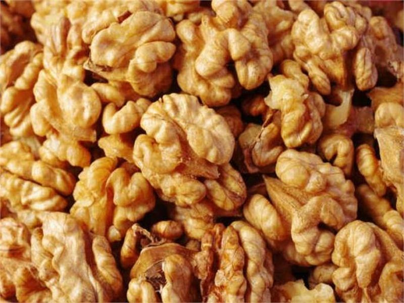 New study says that eating walnuts may decrease the risk of depression | अक्रोड खाल्ल्याने कमी होऊ शकते डिप्रेशनची समस्या - रिसर्च