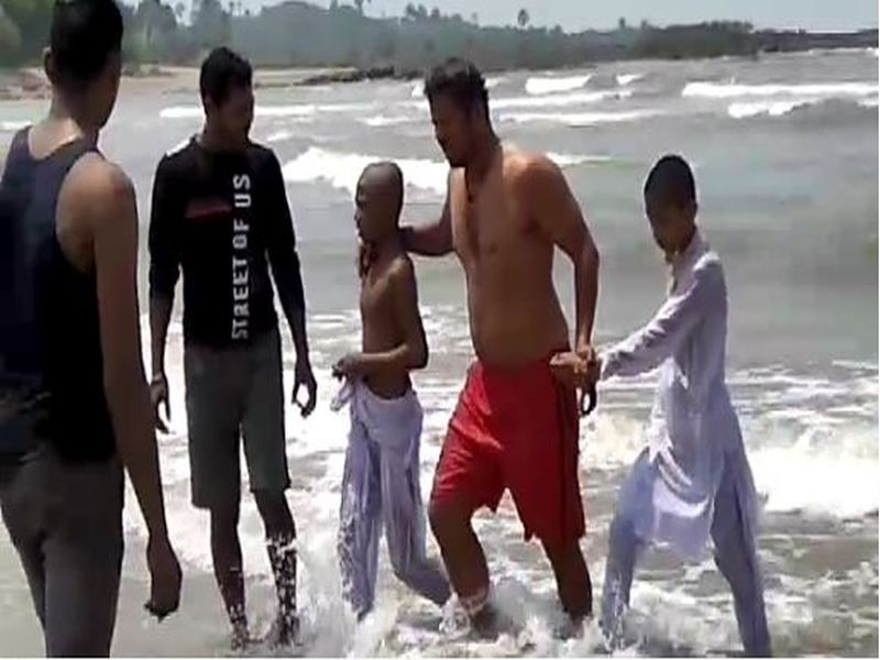 Rescued survivors of three children drowning on Axa Beach | आक्सा बीचवर बुडणाऱ्या तीन मुलांना जीवरक्षकांनी वाचविले 