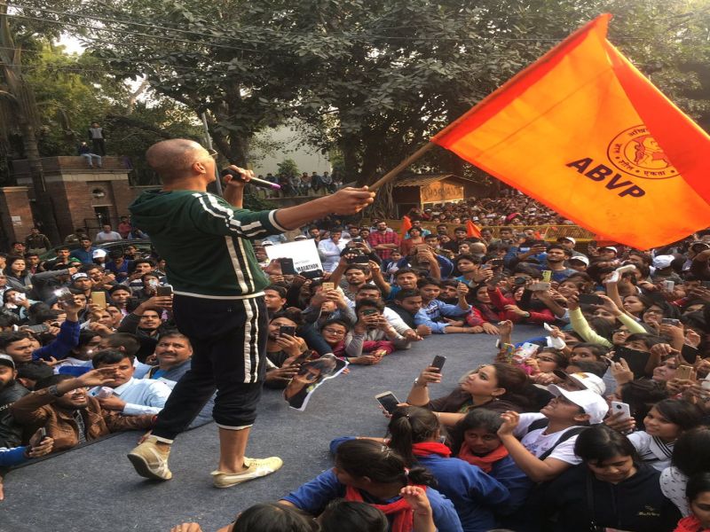 social media reactions on abvp flag in the hands of akshay kumar in du campus during padman promotions | 'पॅडमॅन'च्या प्रमोशनदरम्यान अक्षय कुमारच्या हाती अभाविपचा झेंडा, नेटीझन्स म्हणाले-वेलकम इन पॉलिटिक्स  