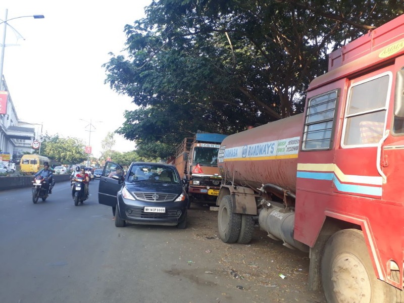 Akurdi-Chinchwadgaon citizens still facing illegal parking problem | आकुर्डी-चिंचवडगावमधील कारवाईचा देखावाच; वाहतुकीची परिस्थिती ‘जैसे थे’