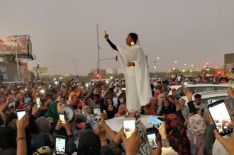 alaa-salah-sudanese-young girl-talks-about-protest, face of sudan | अल सलाह नावाची सुदानी तरुणी, ती विचारतेय; बंदुकीची भीती कोणाला दाखवता?