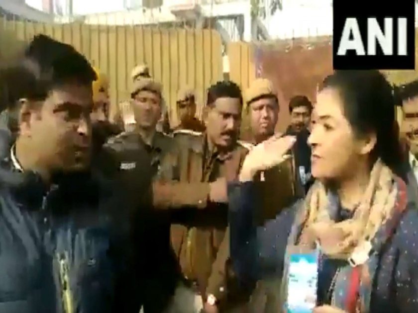 Delhi Election 2020 : Congress candidate Alka Lamba tries to slap an AAP worker | Delhi Election 2020 : आक्षेपार्ह शेरेबाजी करणाऱ्या 'आप' कार्यकर्त्यावर संतप्त अलका लांबा यांनी उगारला हात