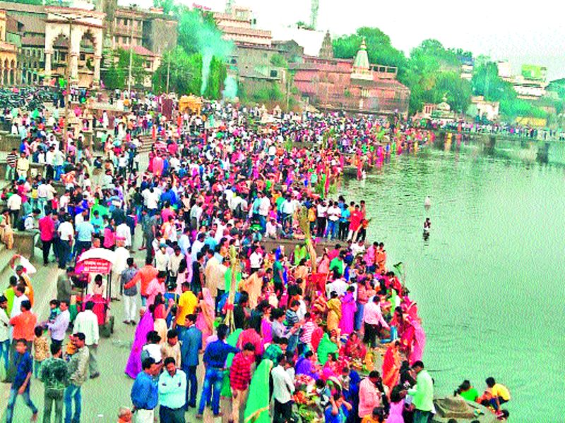 The crowd of North Indians chanting Chhat Puja on the Indrayani Ghat in Alankapura | अलंकापुरीत ‘इंद्रायणी’च्या घाटावर छठपूजेस उत्तर भारतीयांची गर्दी