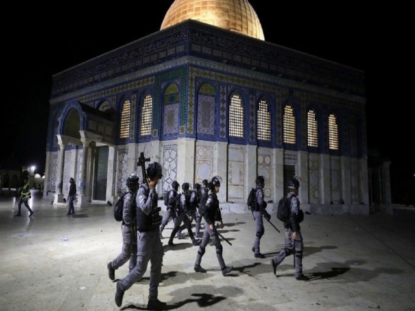 Jerusalem: Violent clashes between police and civilians at the Al Aqsa Mosque in Jerusalem | Jerusalem: जेरुसलेमच्या अल अक्सा मिशिदीत पोलीस आणि नागरिकांमध्ये हिंसक चकमक