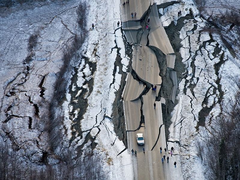 40 plus aftershocks rattle alaska after major earthquake | अलास्काला 7 रिश्टर स्केलच्या भूकंपाचा तीव्र धक्का