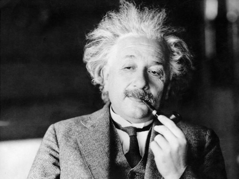 read these quotes for happy life given by Albert Einstein | सुखी आयुष्याबाबत अल्बर्ल्ट आईन्स्टाईननी सांगितलेली सुत्रे तुम्ही वाचलीत का