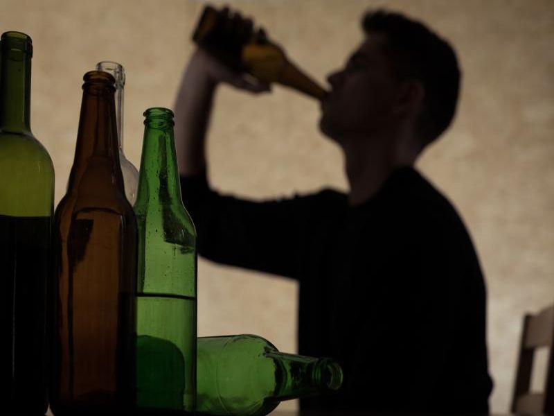 AIIMS survey claims that almost 16 crore people in India drink alcohol | देशात १६ कोटी लोक करतात मद्यसेवन, ६ कोटी लोकांवर उपचाराची गरज