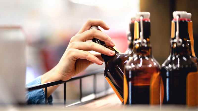Alcohol was stolen by thieves; New fund to steal and sell alcohol in lockdown | मद्यपींची चोरट्यांनी भागवली; लॉकडाऊनमध्ये मद्य चोरून विकण्याचा नवा फंडा