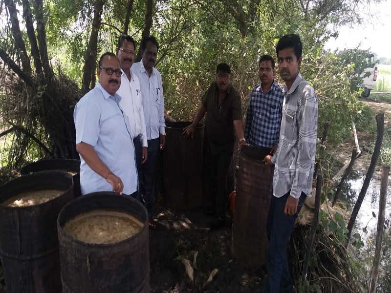 In Umarga taluka, raid on 11 illegal alcohol making spots | उमरगा तालुक्यात गावठी दारूच्या ११ अड्ड्यांवर धाड
