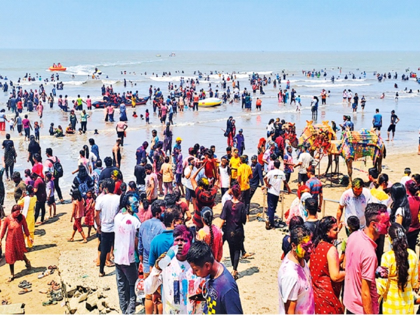 Rangotsav on the beaches, Holi, Dhulwad celebrated with enthusiasm in the district; Recruitment of tourists | समुद्रकिनार्‍यांवर रंगोत्सव, जिल्ह्यात होळी, धुळवड उत्साहात साजरी; पर्यटकांची भरती