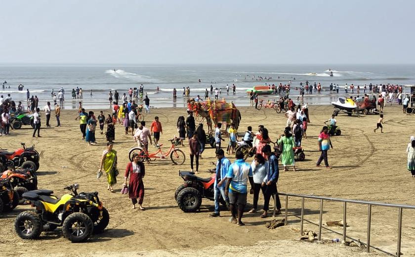 A boost to tourism after Holi Beaches are full due to holidays | होळीनंतर पर्यटनाला भरती; सुट्ट्यांमुळे किनारे हाऊसफुल्ल