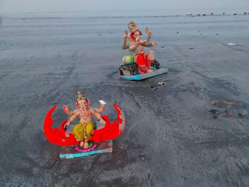 Ganesha idols floated on Varsoli beach; | वरसोली समुद्रकिनारी वाहत आल्या गणेश मूर्ती; रायगड पोलिसांनी स्थानिकांच्या मदतीने केल्या पुन्हा विसर्जित