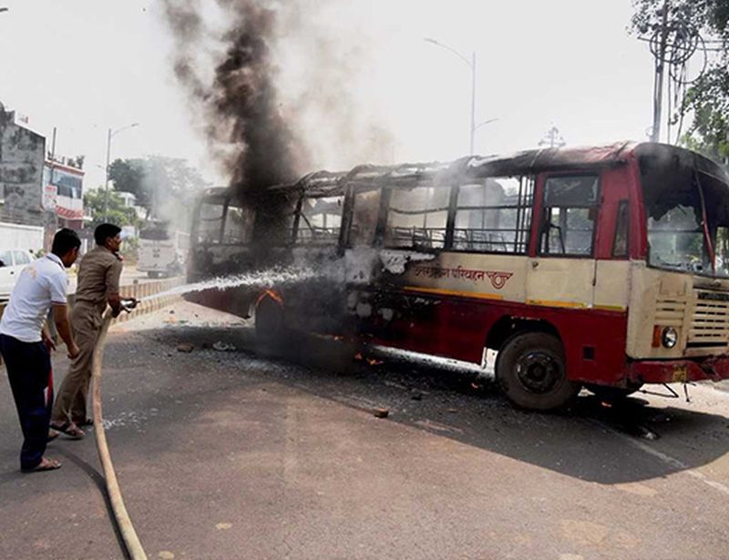 Hijras and bus fire in Allahabad due to the killing of a BSP leader, | बसपा नेत्याची गोळी झाडून हत्या झाल्यानंतर अलाहाबादमध्ये हिंसाचार, बसची जाळपोळ