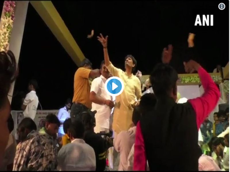 Gujarat Congress leader Alpesh thakor showers money at a devotional programme in Patan Gujrat | काँग्रेस आमदार अल्पेश ठाकोरांचा पैसे उडवतानाचा व्हीडिओ व्हायरल