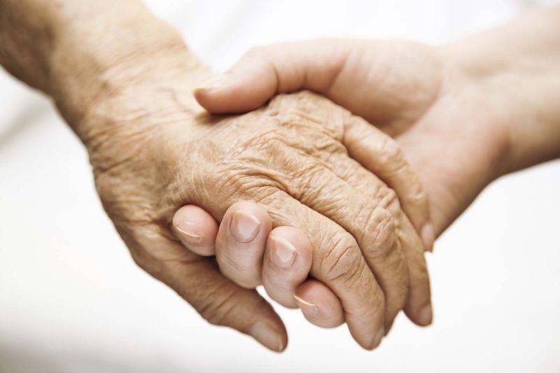 Take care of alzheimer patients like young children | स्मृतिभ्रंश झालेल्या रुग्णांची लहान मुलांप्रमाणे घ्या काळजी