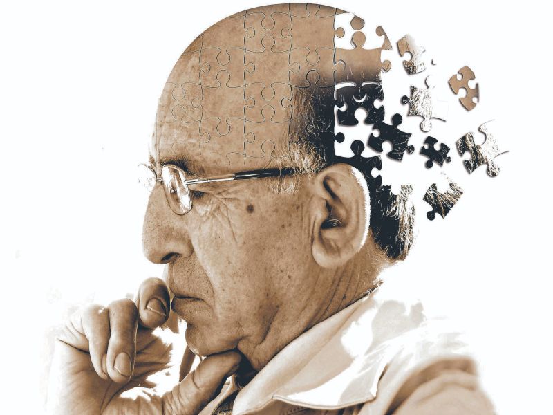 7 early signs of Alzheimer's Disease, Know the Signs and Symptoms! | काय आहे अल्झायमर आजार? जाणून घ्या संकेत आणि लक्षणे!