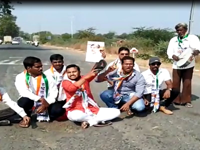 Nationalist Youth Congress's protest against the potholes | राष्ट्रवादी युवक काँग्रेसचं खड्ड्यांविरोधात आंदोलन, रास्ता रोकोकरून सरकारचा निषेध