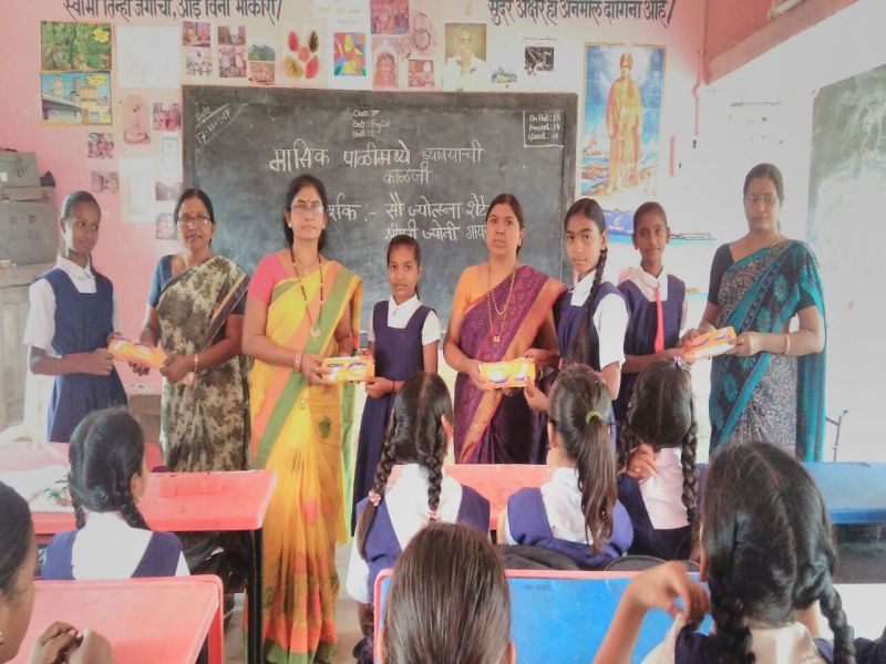 Organizing awareness building and guidance classes for students in Amravati | अमरावतीत मासिक पाळीसंदर्भात विद्यार्थिनींमध्ये जनजागृती, मार्गदर्शन वर्गाचं आयोजन