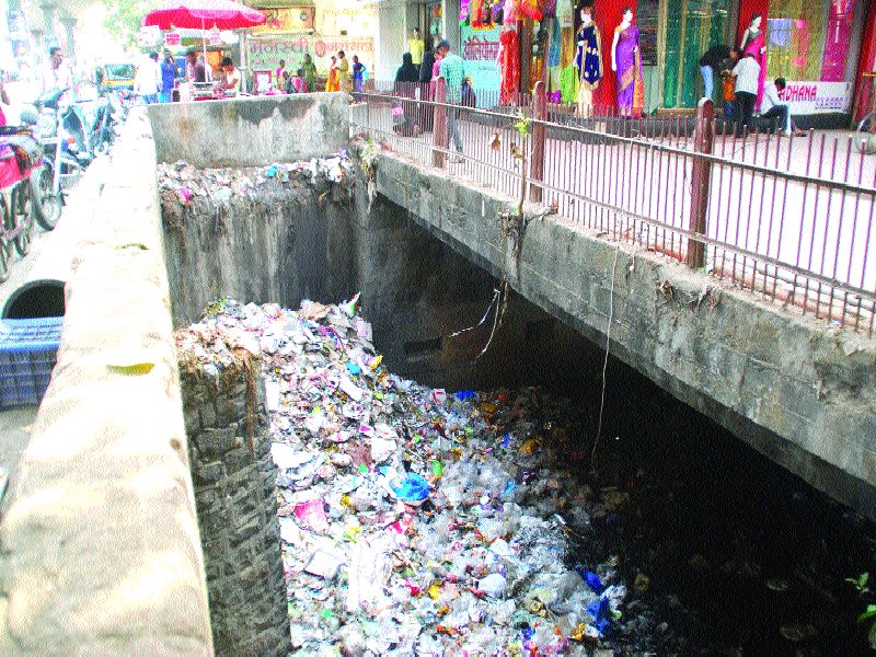 Ambarnath News | नाला नव्हे, चक्क डम्पिंग ग्राउंड, अंबरनाथमध्ये अस्वच्छतेचे साम्राज्य