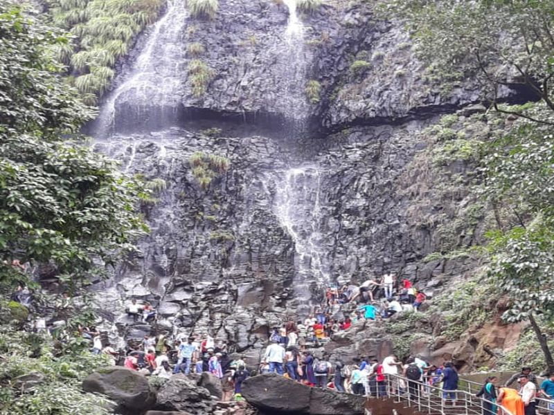 Due to the human intervention of the donation of nature, the Ambalali waterfalls flow without blowing | निसर्गाच्या देणगीत मानवी हस्तक्षेप, वर बंधारे घातल्याने आंबोलीतील धबधबे प्रवाहहीन