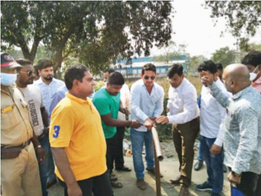 MLAs, corporators agitate over water scarcity in Ambernath | अंबरनाथमध्ये पाणीटंचाईवरून आमदार, नगरसेवकांचे आंदोलन