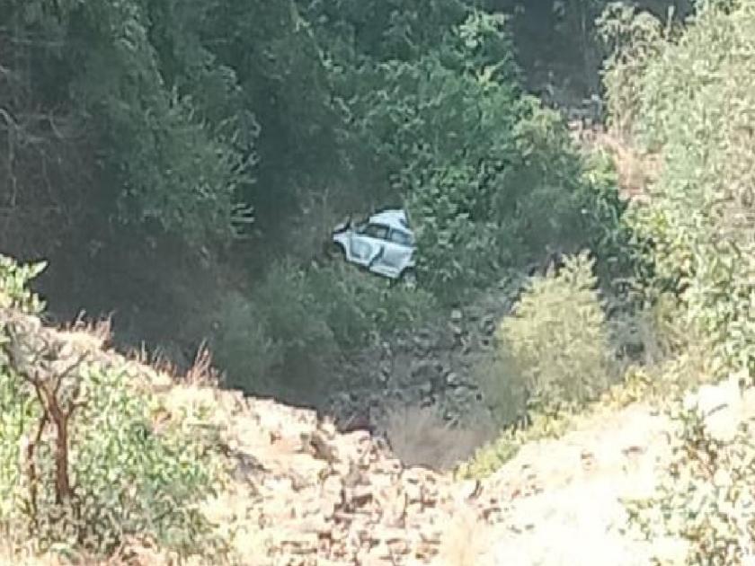 The car crashed into a 300 feet deep ravine in Amba Ghat; Driver killed | आंबा घाटात ३०० फूट खोल दरीत कार कोसळली; चालक ठार