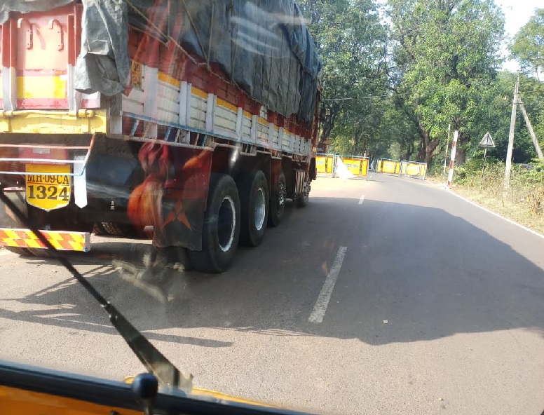 Transport of heavy vehicles through Amba Ghat despite ban | बंदी असूनही आंबा घाटातून अवजड वाहनांची वाहतूक, पोलीस बंदोबस्ताबाबत प्रश्न चिन्ह