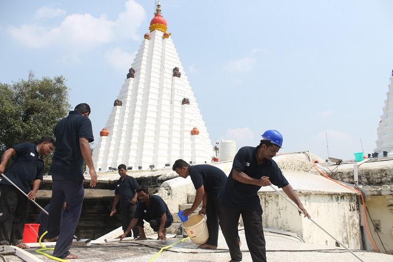 Kolhapur: Hours of Ambabai Temple area cleanliness | कोल्हापूर : अंबाबाई मंदिर परिसराची तासाला स्वच्छता