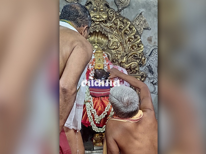 Karveer resident Sri Ambabai Murthy on Thursday retired officer of the Department of Archeology R. S. Trimbke and Vilas Mangiraj inspected | Kolhapur: अंबाबाई मूर्तीची तज्ञांकडून दोन तास बारकाईने पाहणी, उद्या पुन्हा होणार तपासणी 
