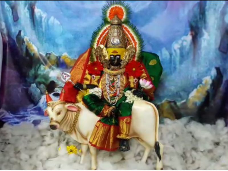 Prabhu as the Durga Shailputi, started the journey of Ambabai's Shardi Navaratot, Kolhapur | VIDEO : कोल्हापूरात अंबाबाईच्या शारदीय नवरात्रौत्सवाला प्रारंभ, दुर्गा शैलपुत्रीच्या रूपात पूजा