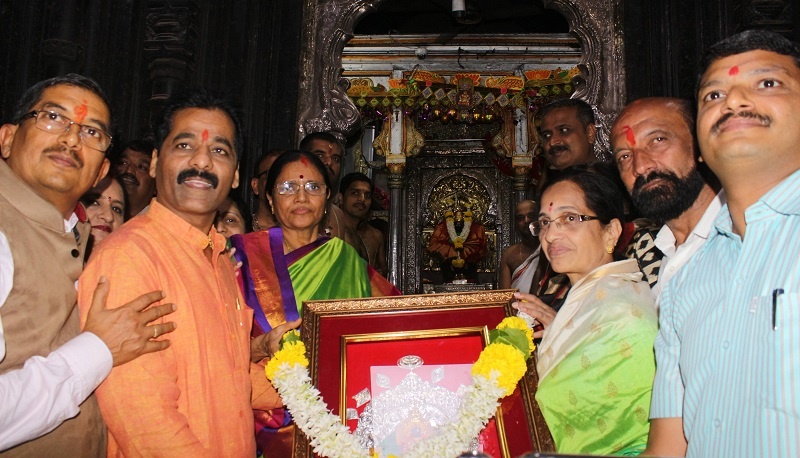 Ambaji's visit to Kolhapur, wife of Venkaiah Naidu | वेंकय्या नायडू यांच्या पत्नी कोल्हापूरात, घेतले अंबाबाईचे दर्शन