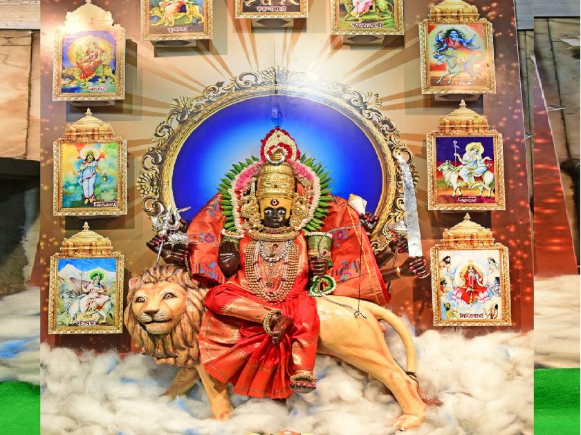 Puja of Karveer resident Shri Ambabai as Goddess Durga on the second occasion of Sharadiya Navratri Festival | Navratri2022: दुसऱ्या माळेला अंबाबाई 'दुर्गादेवी रुपात', जिल्हा प्रशासनाकडून भक्तांना भेटवस्तू