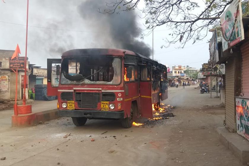 bus burnt in tirthpuri and curfew imposed in ambad taluka | तीर्थपुरीत बस जाळली, अंबड तालुक्यात संचारबंदी लागू; जरांगेंच्या एका सहकाऱ्यासह ५ ताब्यात 