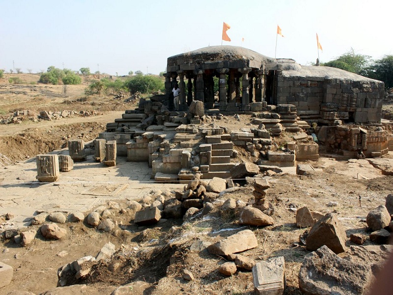 found new temple in excavation at Ambajogai | अंबाजोगाईत उत्खननातून मंदिराचा लागला शोध; रंगशिळा, दुर्मिळ मूर्ती सापडल्या 