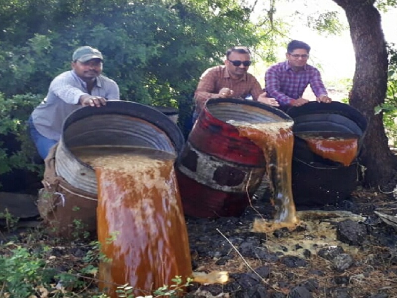 Action of the state excise department at the illegal liquor adda at Ambajogai area | अंबाजोगाई परिसरात गावठी दारू अड्ड्यावर राज्य उत्पादन शुल्क विभागाची कारवाई