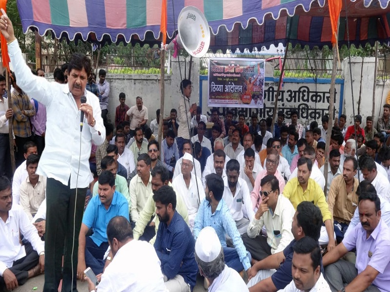 Strike agitation in Ambawogate for Maratha reservation | मराठा आरक्षणासाठी अंबाजोगाईत ठिय्या आंदोलन