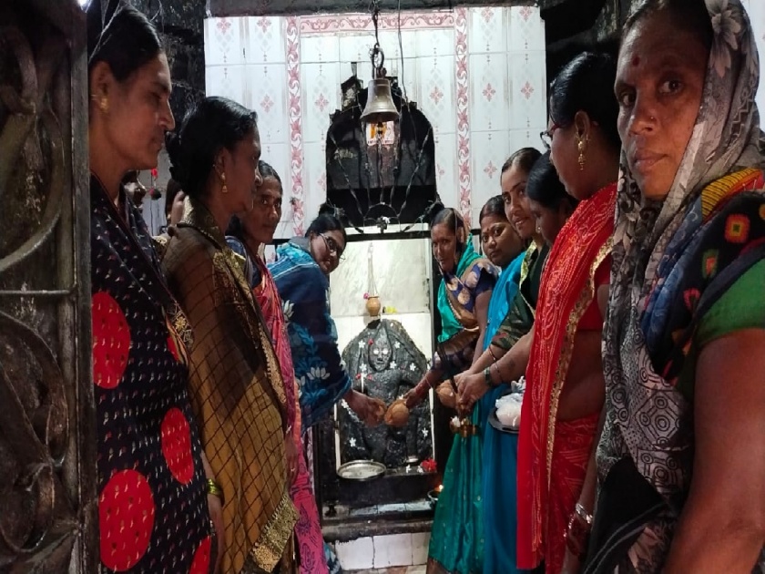 Ambajogai News: The fight for change; Breaking the tradition, women entered in Maruti temple | परिवर्तनाचा लढा; रूढी परंपरा मोडीत काढत महिलांनी केला मारुती मंदिराच्या गाभाऱ्यात प्रवेश