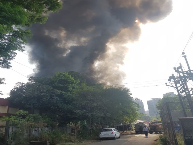 Ambernath Company fires; Three workers injured | अंबरनाथमधील प्रेशिया कंपनीला भीषण आग; तीन कामगार जखमी